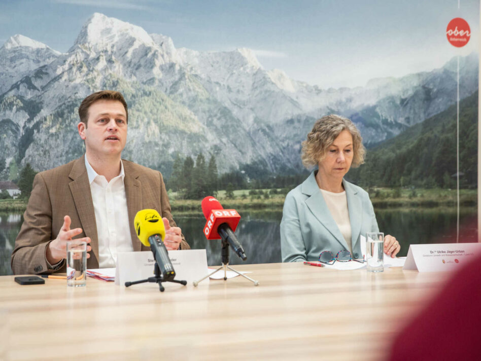 Gemeinsam mit der Direktorin der Direktion Umweltschutz und Wasserwirtschaft beim Land OÖ Dr.in Ulrike Jäger-Urban, die mit 1. März in den Ruhestand gehen wird, zieht Umwelt- und Klima-Landesrat Stefan Kaineder Bilanz über den Umweltschutz in den vergangenen Jahrzehnten