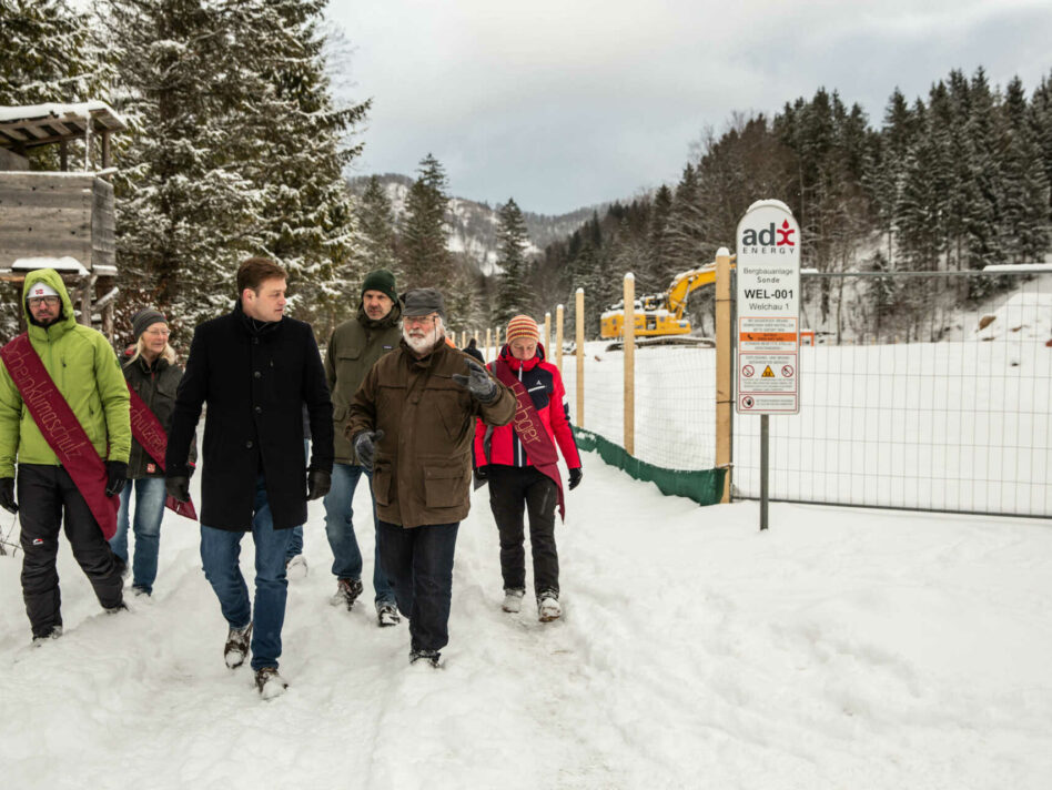 Umwelt- und Klima-Landesrat Stefan Kaineder und Landtagsabgeordneter Rudi Hemetsberger beim gemeinsamen Lokalaugenschein mit besorgten Bürger:innen bei der Bohrbaustelle im Jaidhaustal in Molln am 19. Jänner 2024