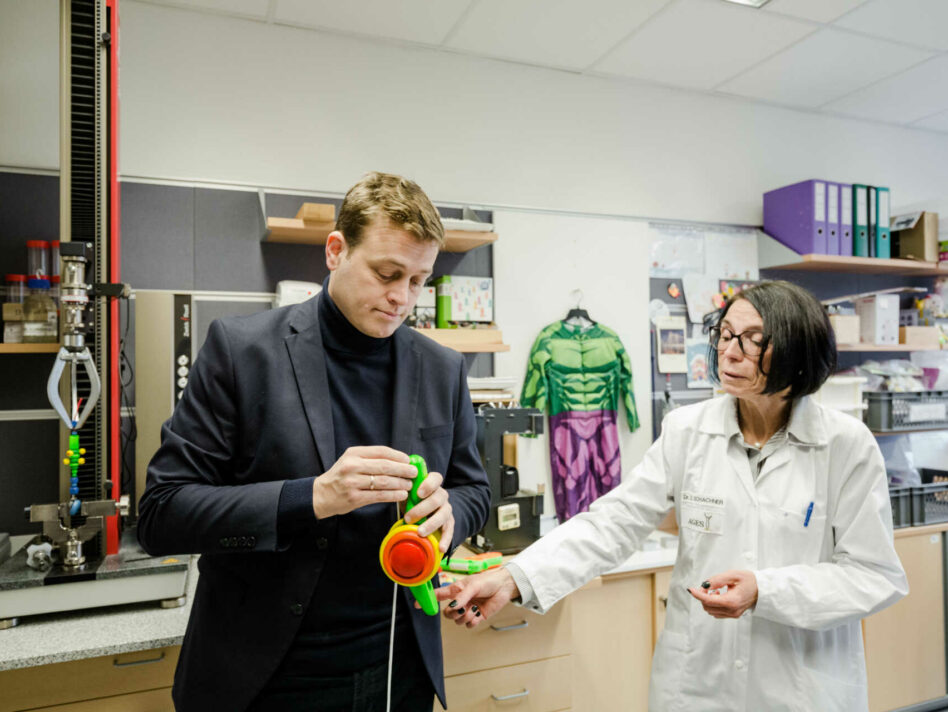 Landesrat Stefan Kaineder mit der Leiterin des Linzer AGES-Standortes im AGES-Testlabor.