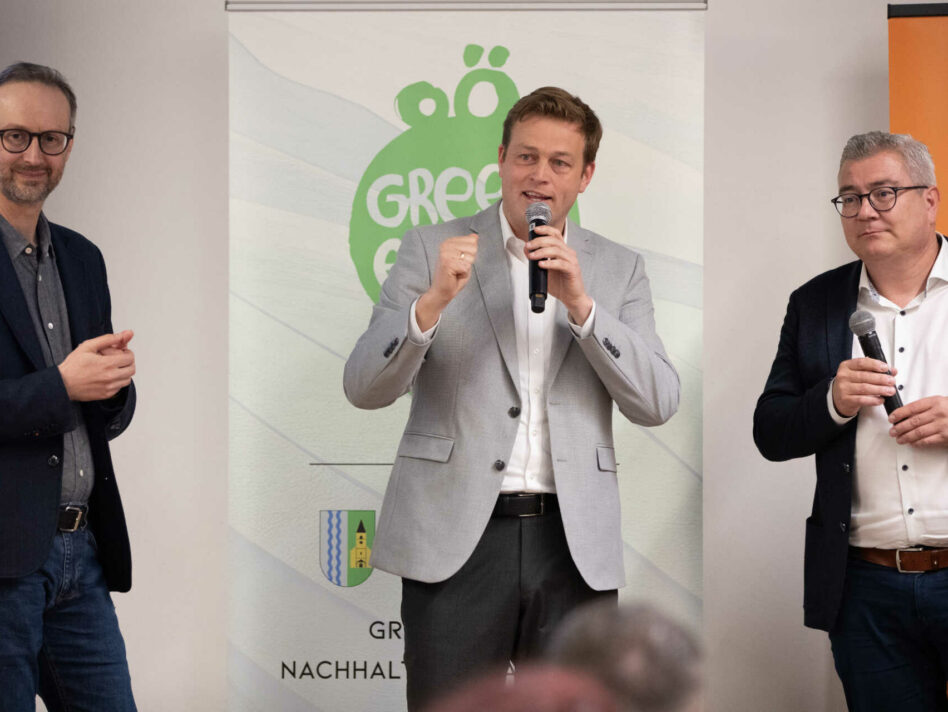 Norbert Rainer (Klimabündnis OÖ), Landesrat Stefan Kaineder und Bürgermeister Ingo Dörflinger.