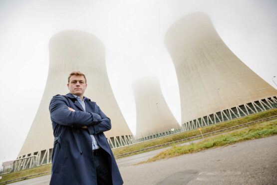 Umwelt- und Klima-Landesrat vor den Meilern des Atomkraftwerkes in Temelin.