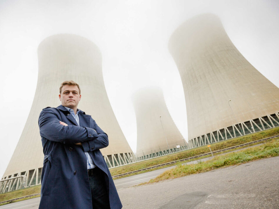 Umwelt- und Klima-Landesrat vor den Meilern des Atomkraftwerkes in Temelin.