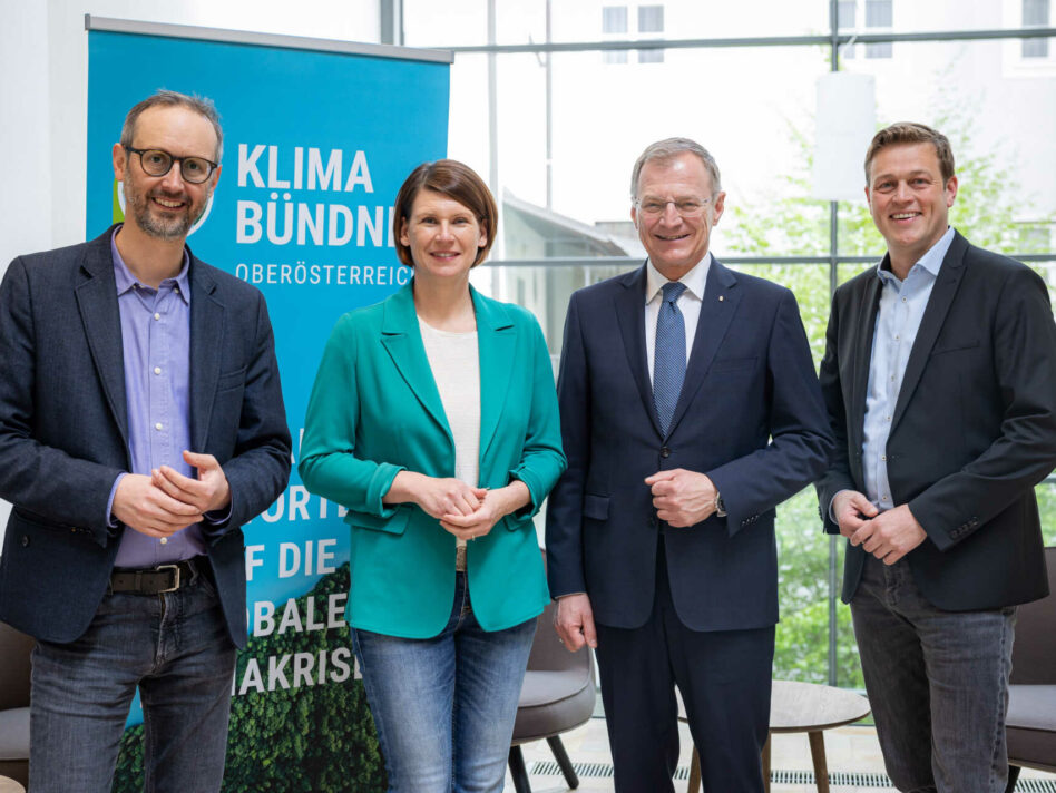 Mag. Norbert Rainer, Mag.a Karin Traxler (beide Klimabündnis OÖ), Landeshauptmann Mag. Thomas Stelzer und Landesrat Stefan Kaineder