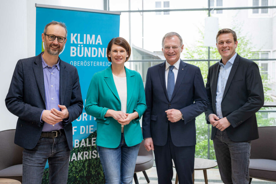 Mag. Norbert Rainer, Mag.a Karin Traxler (beide Klimabündnis OÖ), Landeshauptmann Mag. Thomas Stelzer und Landesrat Stefan Kaineder