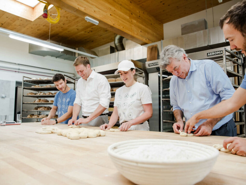 Oliver Raferzeder, LR Kaineder, Katharina Eigner (Bäckermeisterin), Vizekanzler Werner Kogler und Stefan Faschinger