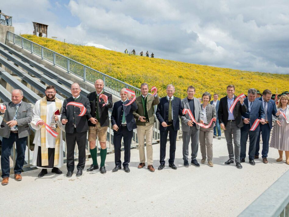 Landeshauptmann Thomas Stelzer und Umwelt- und Klima-Landesrat Stefan Kaineder eröffnen gemeinsam mit den regionalen Vertreter:innen des Schutzwasserverbands und Projektbeteiligten den Hochwasserschutz Krems-Au und damit das größte Rückhaltebecken Österreichs.