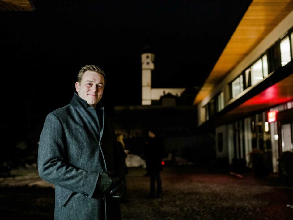 Umwelt- und Klima-Landesrat Stefan Kaineder in der Dark-Sky-Park Gemeinde Steinbach am Attersee, wo die Straßenbeleuchtung bereits seit einigen Jahren im Rahmen eines Pilotprojekts des Landes Oberösterreich nach strengsten Kriterien energie- und umweltschonend umgestellt wurde.