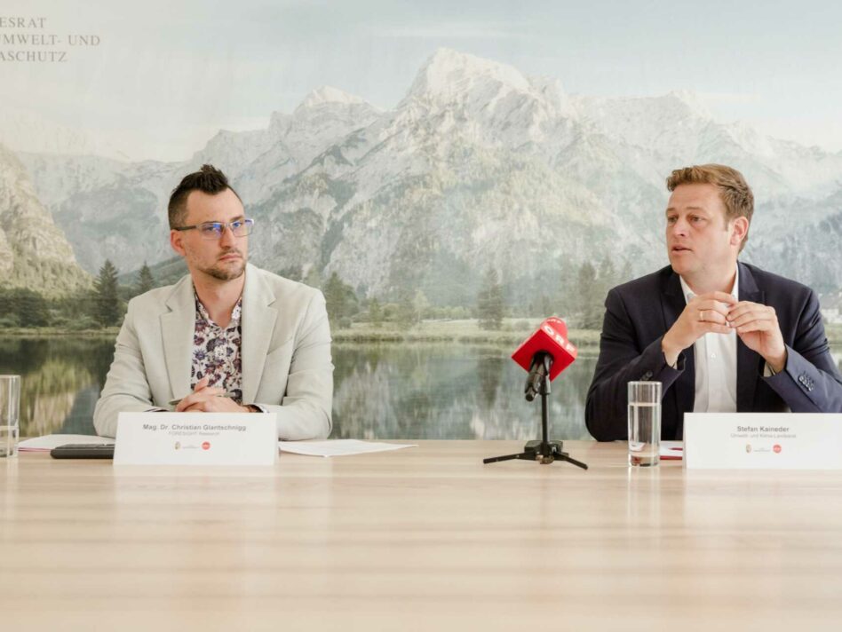 Umwelt- und Klima-Landesrat Stefan Kaineder präsentiert gemeinsam mit Christian Glantschnigg von FORESIGHT Research die Umfrage des Klimaschutzressorts 2024.