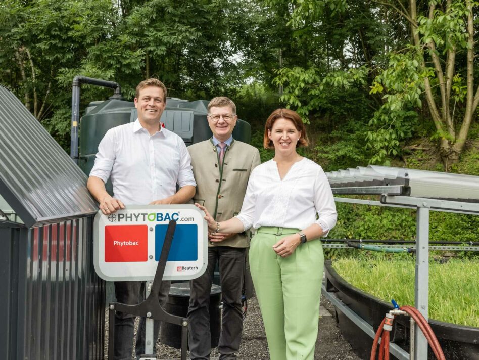 Agrar-Landesrätin Michaela Langer-Weninger (rechts) und Umwelt- und Klima-Landesrat Stefan Kaineder (links) eröffnen gemeinsam mit Direktor Wolfgang Berschl (mitte) die Befüll- und Reinigungsanlage für Pflanzenschutzgeräte in der landwirtschaftlichen Fach- und Berufsschule (LWBFS) Otterbach.