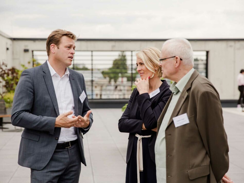 Umwelt- und Klima-Landesrat Stefan Kaineder im Gespräch mit der tschechischen Politikerin Magdalena Davis und dem ehemaligen tschechischen EU-Kommissar und ehemaligen tschechischen Premierminister Vladimir Spidla bei der Nuclear Energy Conference in Prag.