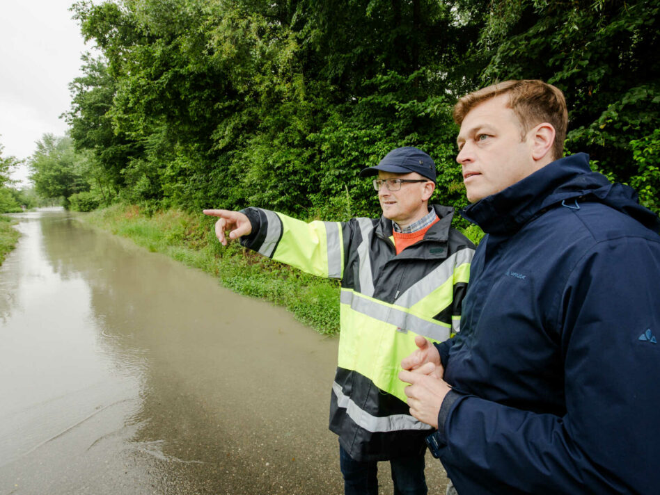Umwelt- und Klima-Landesrat Stefan Kaineder und Bezirkshauptmann Mag. Werner Kreisl besichtigen die Überflutungsgebiete der Donau in Saxen.