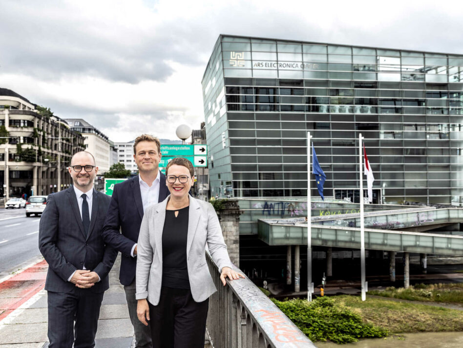 Stadtrat Dietmar Prammer, Landesrat Stefan Kaineder und Stadträtin Eva Schobesberger vor dem Linzer Ars Electronica Center