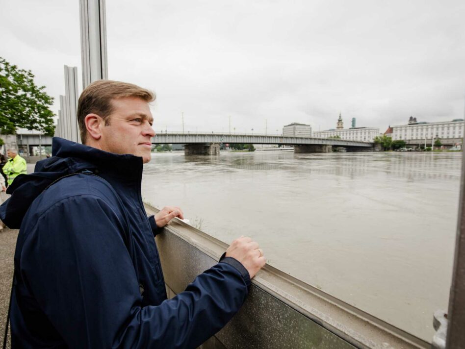 Gerade angesichts der Klimakrise gibt es keinen hundertprozentigen Schutz vor Hochwasser und Überschwemmungen, aber Oberösterreich baut derzeit Hochwasserschutzmaßnahmen um 220 Mio. Euro, um Menschen und Infrastruktur bestmöglich schützen zu können, gibt Umwelt- und Klima-Landesrat Stefan Kaineder bekannt.