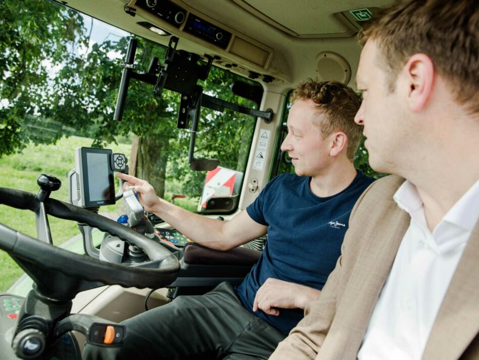 Landwirt Christian Ott mit Umwelt- und Klima-Landesrat Stefan Kaineder.