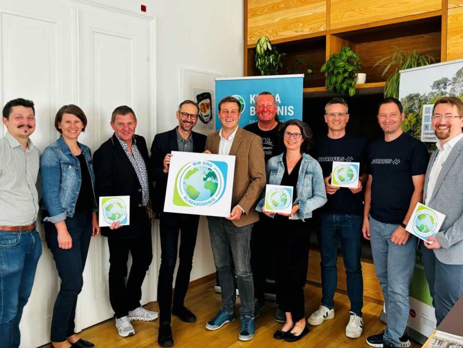 v.l.: Thomas Zwirzitz, Karin Traxler (beide Klimabündnis OÖ), Herbert Ibinger (Techno-Z Braunau Technologiezentrum GmbH), Norbert Rainer (Klimabündnis OÖ), Landesrat Stefan Kaineder, Gerald und Sybille Pflügelmeier (Biohof Pflügelmeier), Johannes Kaar und Martin Reingruber (beide Nordfels GmbH) und Bernhard Kern (ElektroMobilitätsClub Österreich e.V.).