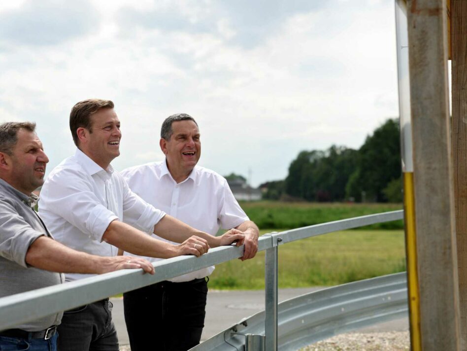 Umwelt- und Klima-Landesrat Stefan Kaineder mit Bürgermeister Gerhard Wiesner und Amtsleiter Josef Eslbauer