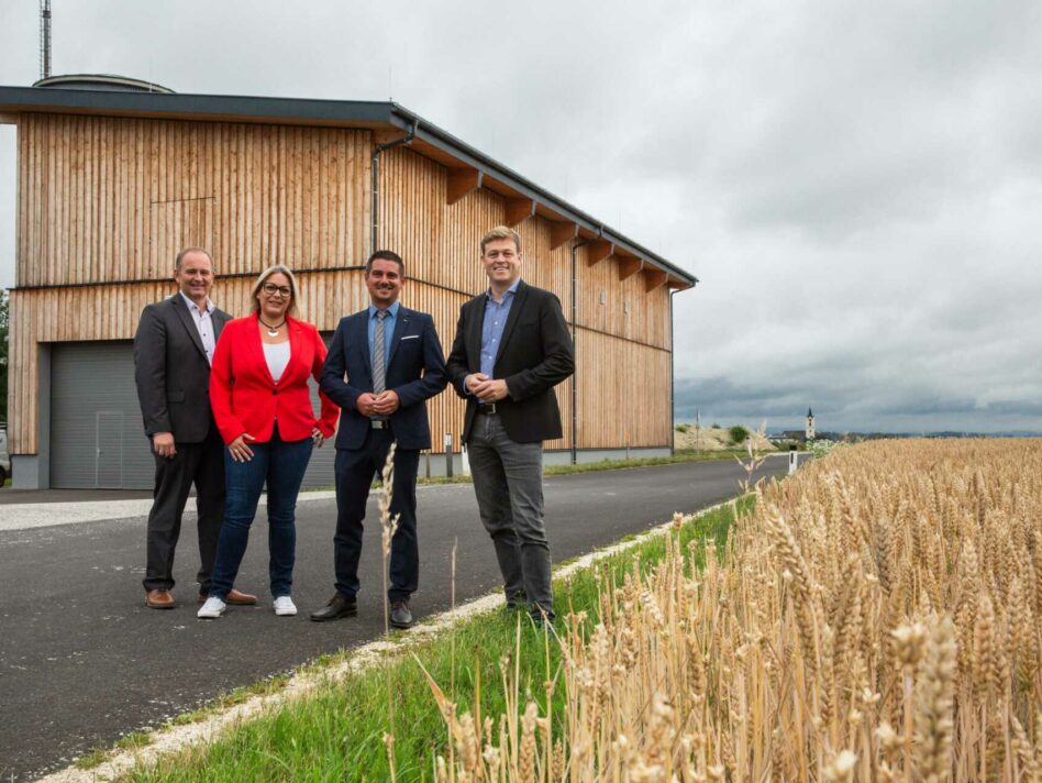 v.l.: Amtsleiter Markus Stadlbauer, Gemeindevorständin Birgit Zimmerbauer, Bürgermeister Christoph Lichtenauer und Umwelt- und Klima-Landesrat Stefan Kaineder bei der klimafreundlichen und krisensicheren Wasserversorgung der Gemeinde Hargelsberg.