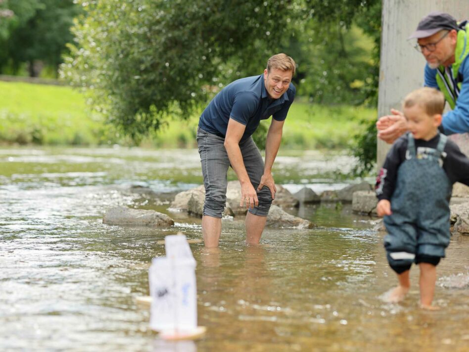 Umwelt- und Klima-Landesrat Stefan Kaineder beim Bootrennen in der Vöckla, das eines der Highlights für die hunderten Kinder beim Wassererlebnistag in Vöcklabruck war.