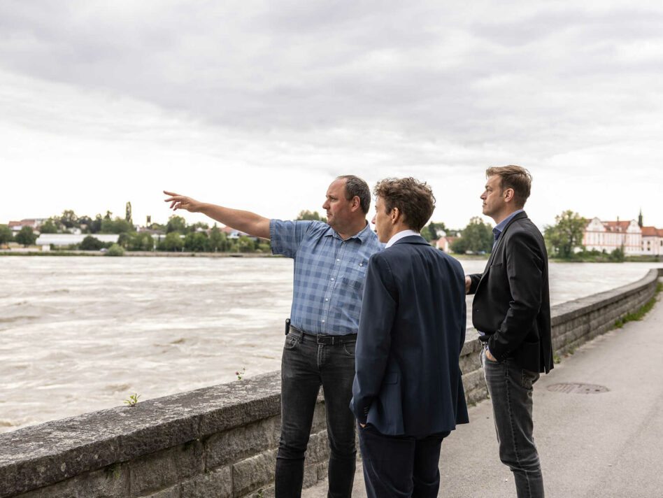 Bauamtsleiter Markus Furtner (Schärding), Abteilungsleiter Jürgen Frank (Abteilung Anlagen-, Umwelt- und Wasserrecht Land OÖ) und Umwelt- und Klima-Landesrat Stefan Kaineder bei der Besichtigung der Schärdinger Hochwasserproblemstellen.