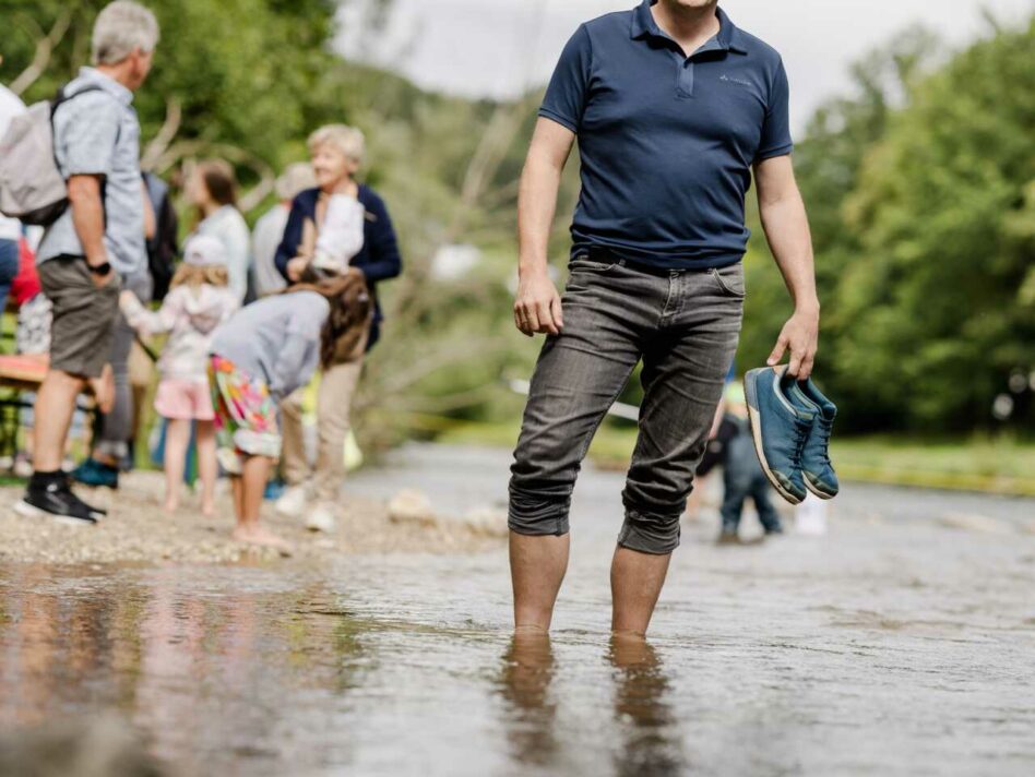 Umwelt- und Klima-Landesrat Stefan Kaineder präsentiert die aktuelle Preiserhebung bei Bädern und Badebuffets in OÖ.