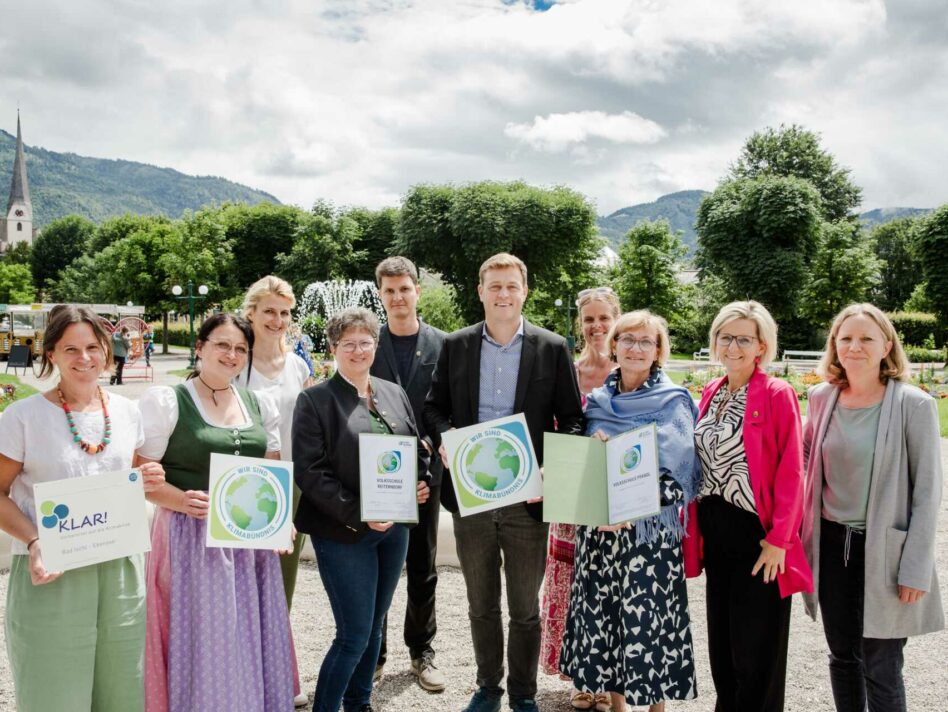 Umwelt- und Klima-Landesrat Stefan Kaineder, Bürgermeisterin Ines Schiller und Klimastadtrat Martin Schott bedanken sich bei den Direktorinnen der Bad Ischler Volksschulen Pfandl und Reiterndorf für das Klimaschutzengagement und gratulieren zum Beitritt in das Klimabündnisnetzwerk Oberösterreichs.