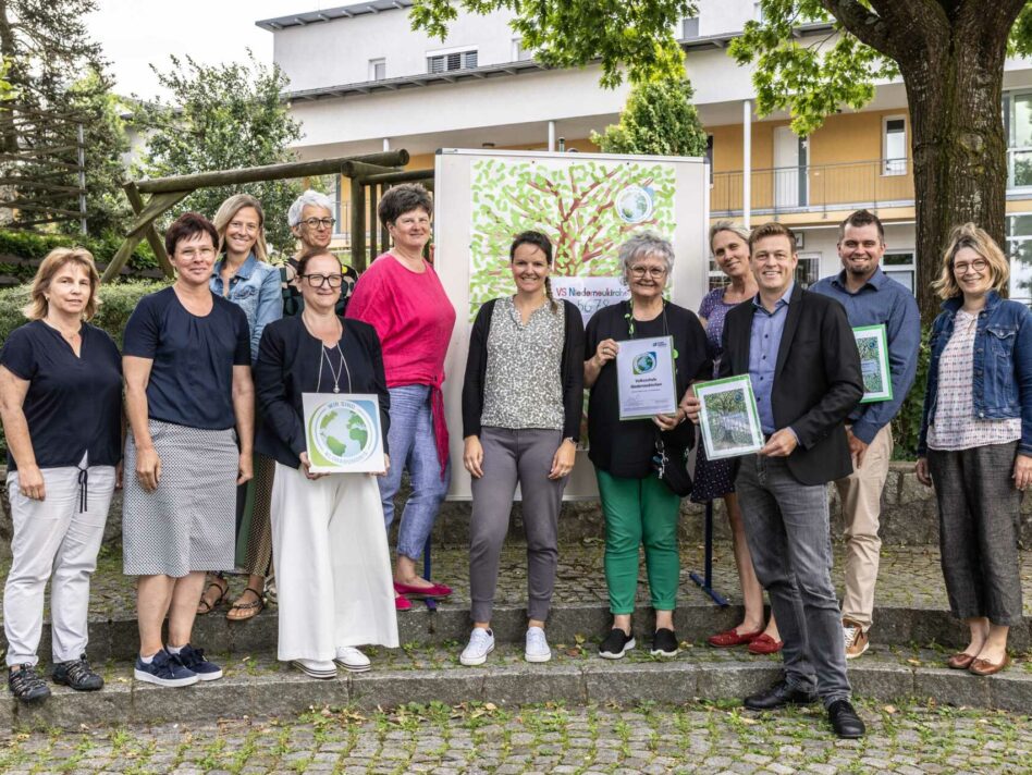 Das Team der Volksschule und Gemeinde Niederneukirchen freut sich über die Klimabündnis-Urkunde, die Landesrat Stefan Kaineder und Kathrin Mitterhofer-Hablig vom Klimabündnis überreichen.