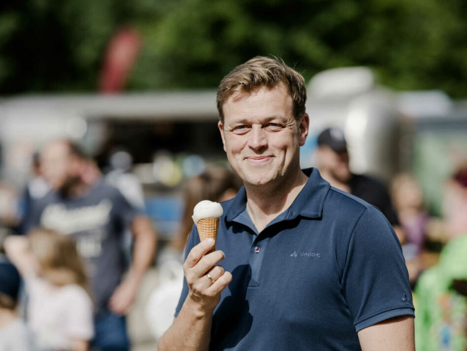Landesrat Stefan Kaineder freut sich über das Top Ergebnis der Schwerpunktkontrolle der Oö. Lebensmittelaufsicht zu Speiseeis in Oberösterreich und wünscht allen Oberösterreicher:innen einen schönen Sommer und bedenkenlosen Eisgenuss.