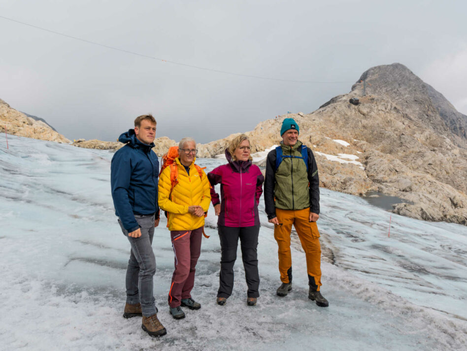 Umwelt- und Klima-Landesrat Stefan Kaineder, Glaziologin und Wissenschafterin des Jahres 2023 Andrea Fischer, Klimaschutzministerin Leonore Gewessler und Klaus Reingruber, Leiter des Oö. Gletschermessprogramms, beim Lokalaugenschein am Dachstein
