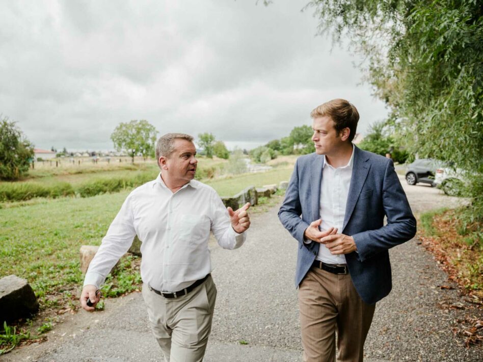 Gemeinsam mit dem Ansfeldner Bürgermeister Christian Partoll machte sich Umwelt- und Klima-Landesrat Stefan Kaineder ein Bild an der Krems nach dem Umweltalarm in der Nettingsdorfer Papierfabrik.