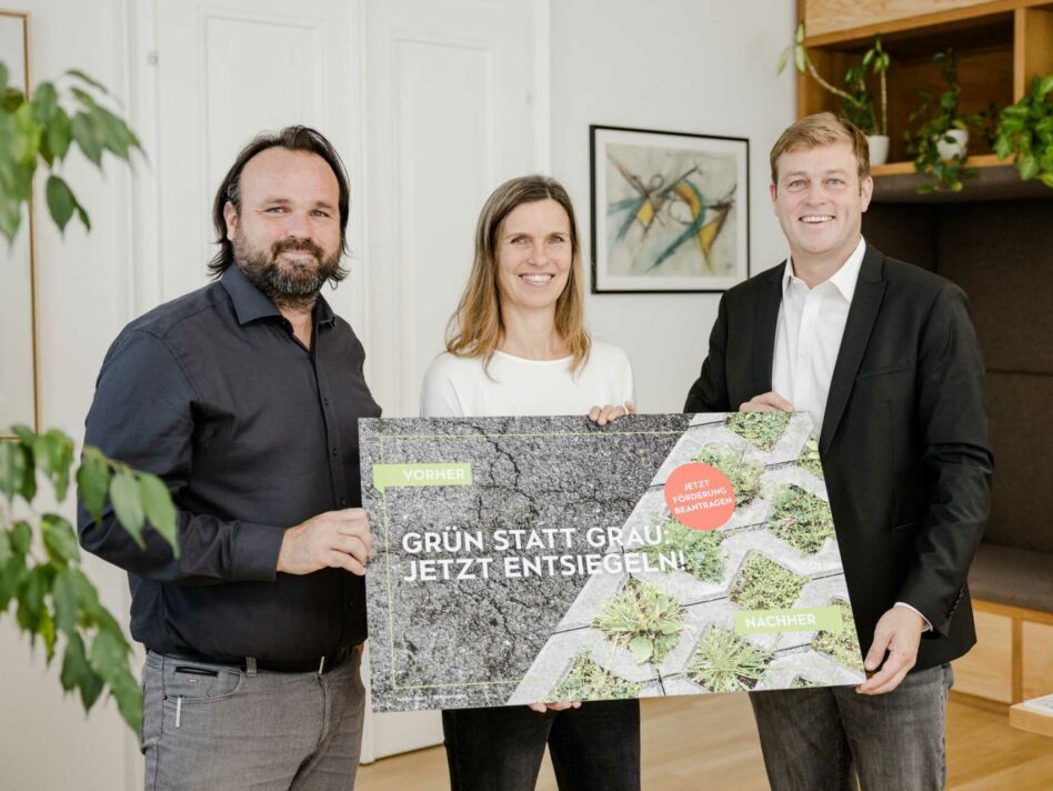 v.l.: Zivilingenieur Gregor Mader, Bodenschutzexpertin Sandra Urban und Umwelt- und Klima-Landesrat Stefan Kaineder freuen sich über bereits knapp 15.000 Quadratmeter entsiegeltem Boden in Oberösterreich aus dem Förderprogramm des Umweltressorts.