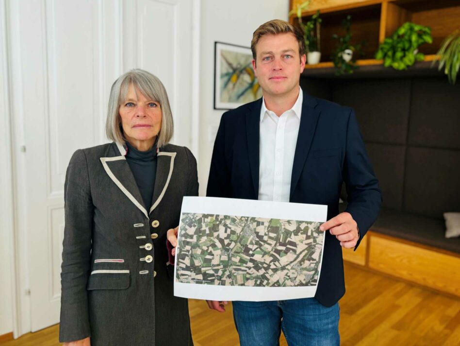 Raumforschungs- und Regionalentwicklungsexpertin Gerlind Weber mit Umwelt- und Klima-Landesrat Stefan Kaineder