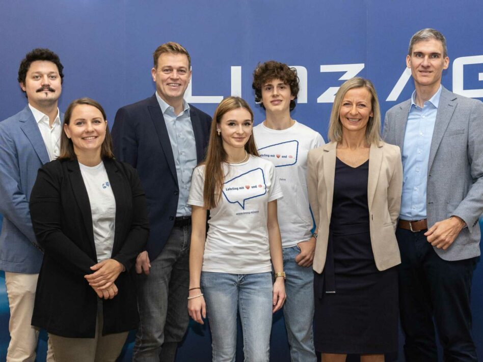 Thomas Zwirzitz, Beate Dunzinger (beide Klimabündnis OÖ), Landesrat Stefan Kaineder, die Klimachecker:innen Elina Probst und Florian Leitner sowie Karin Kuks und Jürgen Krenn (beide LINZ AG).