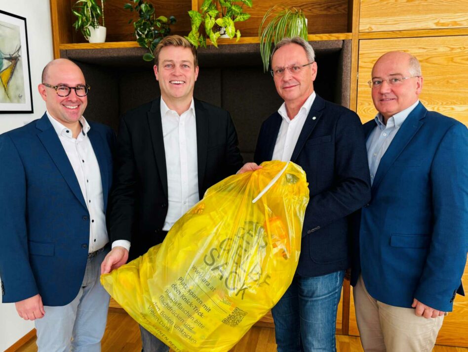 Dipl. Ing. Andreas Pertl, Landesrat Stefan Kaineder, Bgm. Roland Wohlmuth und DI Christian Ehrengruber mit einem Gelben Sack.
