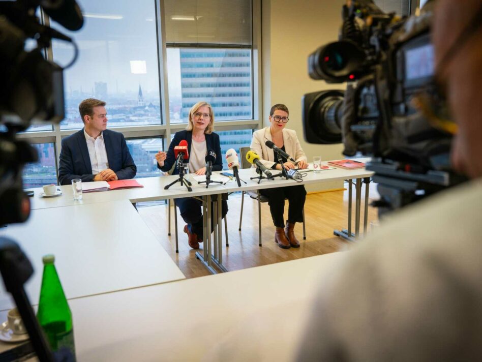 Umwelt-Landesrat Stefan Kaineder, Klimaschutzministerin Leonore Gewessler und Klimastadträtin Eva Schobesberger.