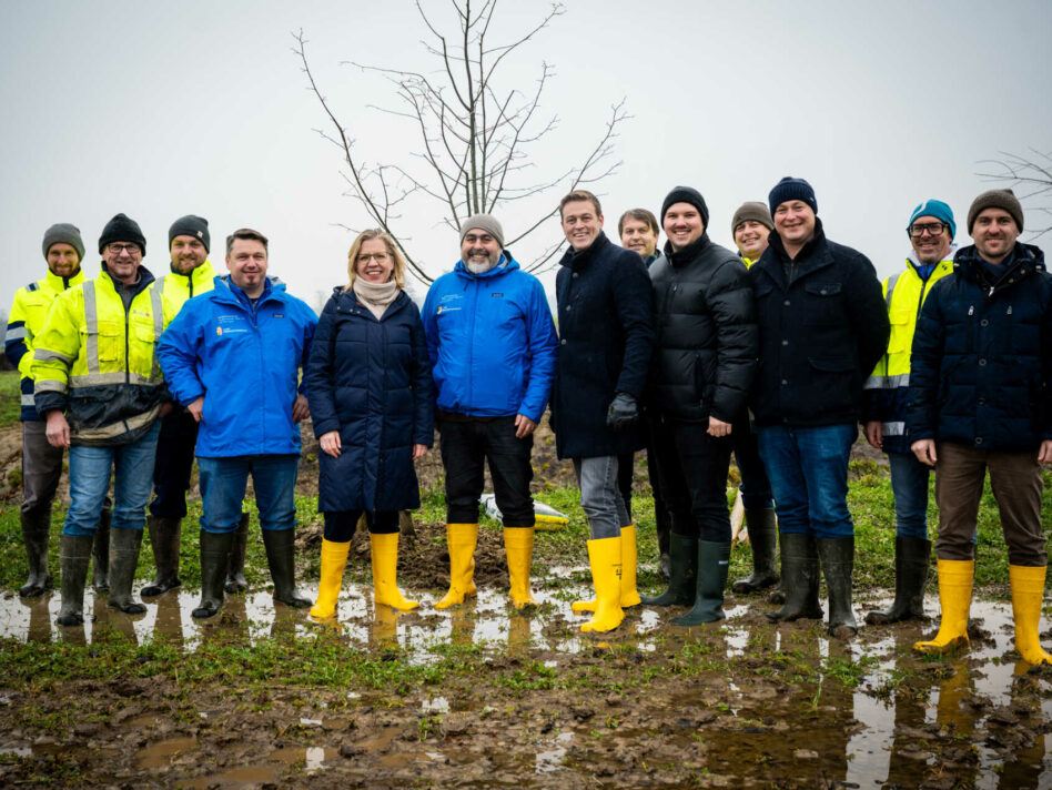 Klimaschutzministerin Leonore Gewessler, Gewässerbezirks-Leiter Josef Mader und Landesrat Stefan Kaineder mit dem Team vom Gewässerbezirk Grieskirchen