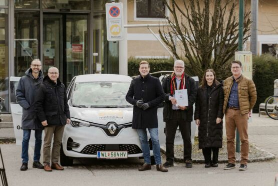 v.l.: Norbert Rainer (Klimabündnis), Gerhard Seemann (Bürgermeister Pichl), Umwelt- und Klima-Landesrat Stefan Kaineder, Martin Schönmayr (Gemeindevorstand Pichl), Lisa Eisner (Klimabündnis) und Michael Kloiböck (Amtsleiter Pichl) beim neuen E-Car-Sharing-Auto, das neben vielen anderen Maßnahmen auch ein wichtiger Baustein der neuen Klimastrategie der Gemeinde Pichl ist.