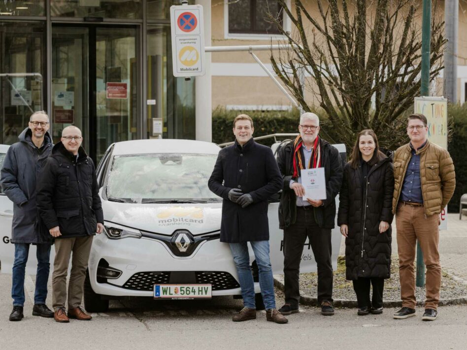 v.l.: Norbert Rainer (Klimabündnis), Gerhard Seemann (Bürgermeister Pichl), Umwelt- und Klima-Landesrat Stefan Kaineder, Martin Schönmayr (Gemeindevorstand Pichl), Lisa Eisner (Klimabündnis) und Michael Kloiböck (Amtsleiter Pichl) beim neuen E-Car-Sharing-Auto, das neben vielen anderen Maßnahmen auch ein wichtiger Baustein der neuen Klimastrategie der Gemeinde Pichl ist.