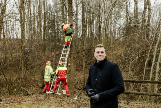 Landesrat Stefan Kaineder machte sich gemeinsam mit dem Leiter des Gewässerbezirks Gmunden, Willi Laimer, ein Bild über die Arbeiten am Steinbach in Schörfling