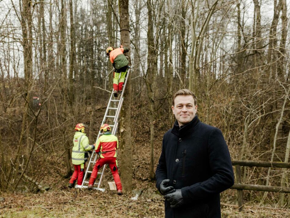 Landesrat Stefan Kaineder machte sich gemeinsam mit dem Leiter des Gewässerbezirks Gmunden, Willi Laimer, ein Bild über die Arbeiten am Steinbach in Schörfling