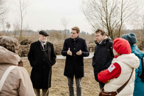 Stadtrat Franz Baumann (Perg), Umwelt- und Klima-Landesrat Stefan Kaineder und Franz Gillinger (Leiter Gewässerbezirk Linz) beim Lokalaugenschein an der Naarn, wo Bewuchspflegemaßnahmen umgesetzt werden mussten, um den Hochwasserabfluss wieder zu gewährleisten.