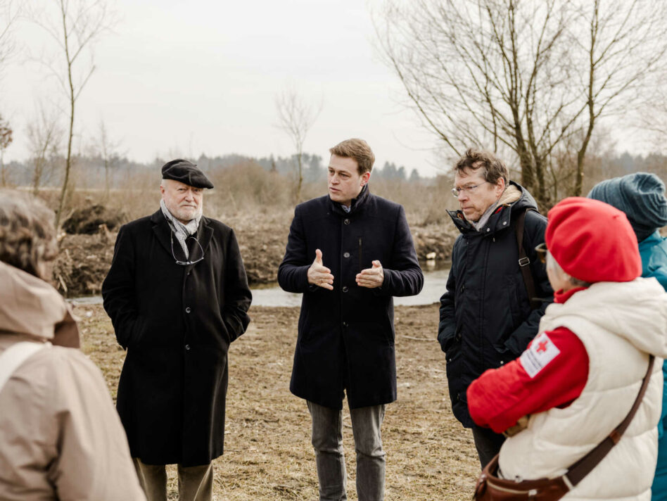 Stadtrat Franz Baumann (Perg), Umwelt- und Klima-Landesrat Stefan Kaineder und Franz Gillinger (Leiter Gewässerbezirk Linz) beim Lokalaugenschein an der Naarn, wo Bewuchspflegemaßnahmen umgesetzt werden mussten, um den Hochwasserabfluss wieder zu gewährleisten.
