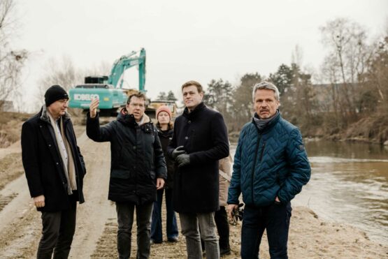 Bürgermeister Max Oberleitner, Franz Gillinger (Leiter Gewässerbezirk Linz), Sarah Loch (Gemeinderätin Schwertberg), Umwelt- und Klima-Landesrat Stefan Kaineder und Rainer Gradl (Fraktionsobmann Schwertberg) beim Lokalaugenschein in Schwertberg.