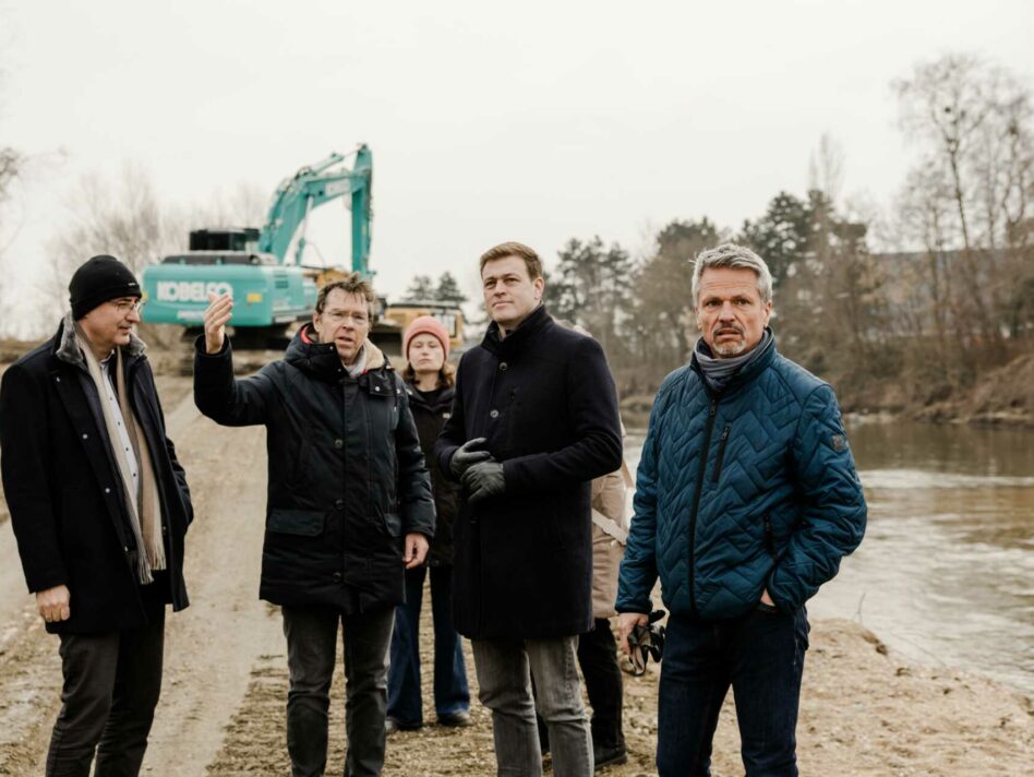 Bürgermeister Max Oberleitner, Franz Gillinger (Leiter Gewässerbezirk Linz), Sarah Loch (Gemeinderätin Schwertberg), Umwelt- und Klima-Landesrat Stefan Kaineder und Rainer Gradl (Fraktionsobmann Schwertberg) beim Lokalaugenschein in Schwertberg.