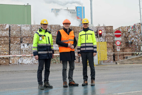 Landesrat Stefan Kaineder beim Betriebsbesuch mit CEO Günter Hochrathner und dem Technischen Direktor Günter Leitgeb