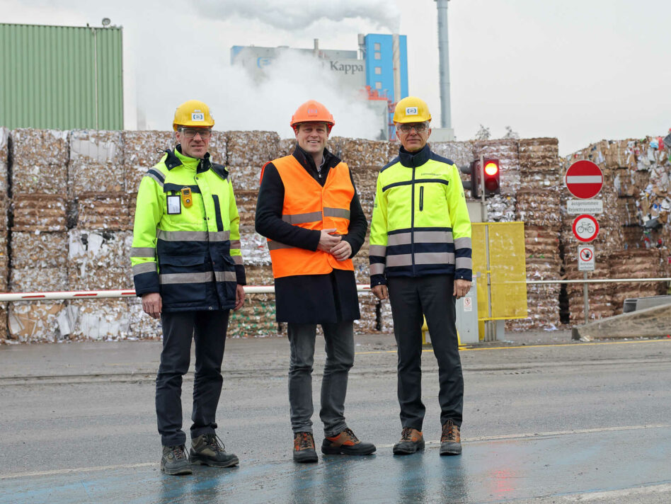 Landesrat Stefan Kaineder beim Betriebsbesuch mit CEO Günter Hochrathner und dem Technischen Direktor Günter Leitgeb