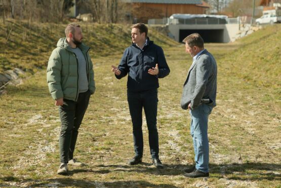 Landesrat Stefan Kaineder mit Michael Diermayr vom Gewässerbezirk Braunau und Bürgermeister Gerhard Wiesner