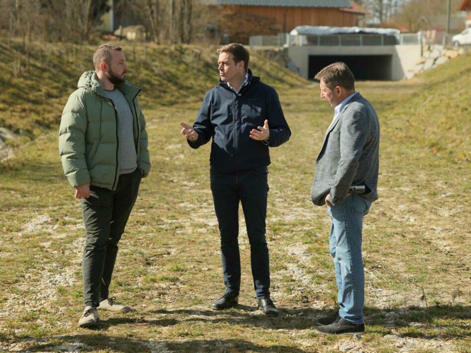 Landesrat Stefan Kaineder mit Michael Diermayr vom Gewässerbezirk Braunau und Bürgermeister Gerhard Wiesner
