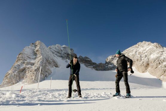 Umwelt- und Klima-Landesrat Stefan Kaineder (links) mit Klaus Reingruber, dem Leiter des 19-jährigen Forschungsprojektes am Hallstätter Gletscher bei einer Schneedickenmessung im vergangenen Jänner unter dem Gipfel des Dachsteins.