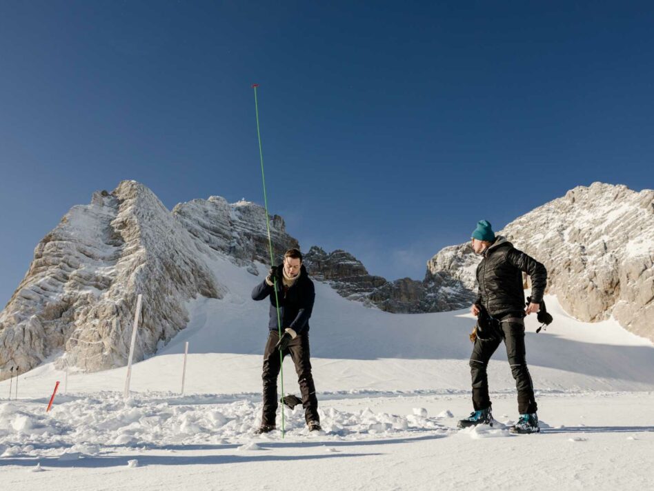 Umwelt- und Klima-Landesrat Stefan Kaineder (links) mit Klaus Reingruber, dem Leiter des 19-jährigen Forschungsprojektes am Hallstätter Gletscher bei einer Schneedickenmessung im vergangenen Jänner unter dem Gipfel des Dachsteins.
