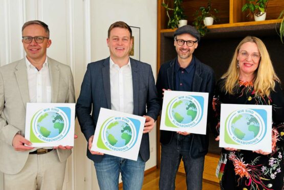 Bgm. Fritz Robeischl, Landesrat Stefan Kaineder, Norbert Rainer und Marlies Arbeiter (v.l.n.r.).